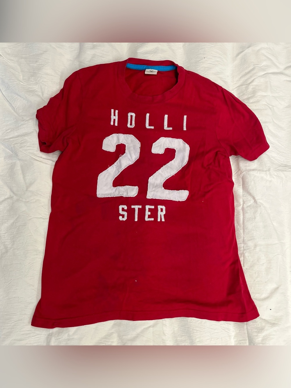 Vintage Y2K Red Hollister No.22 T-Shirt Size Medium Embroidered Appliqué Preppy